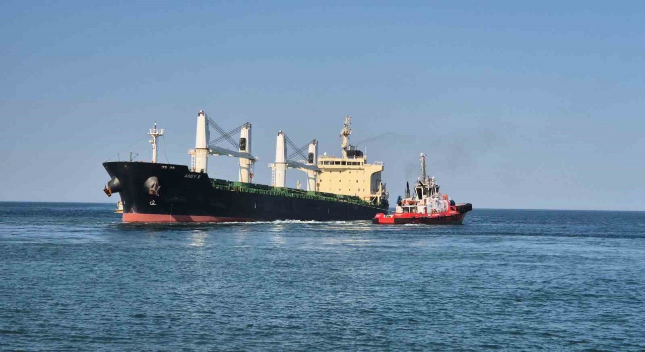 Tekirdağda karaya oturan yük gemisini kurtarma çalışmaları sürüyor