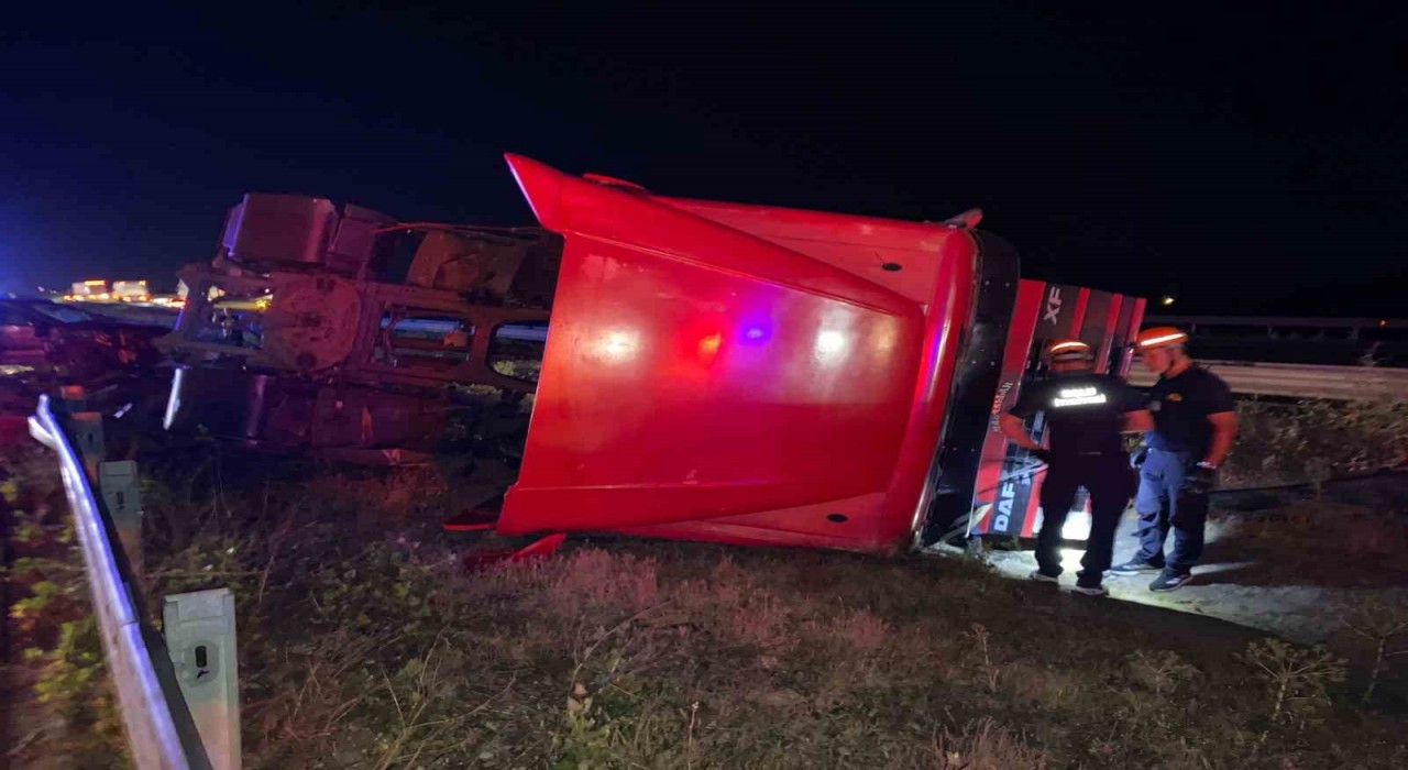 TEM Otoyolunda cip ile çarpışan tır, orta refüje devrildi: 2 yaralı
