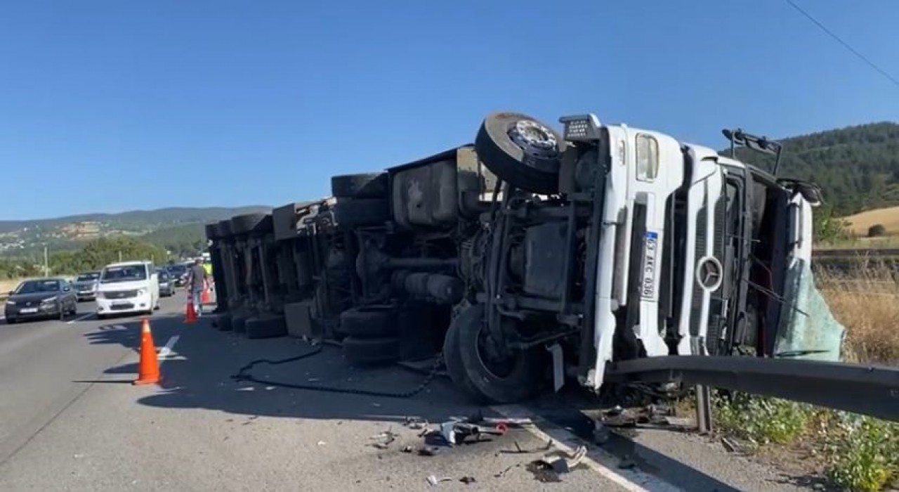 TEM Otoyolunda devrilen tırın dorsesindeki hurdalar yola saçıldı: 1 yaralı
