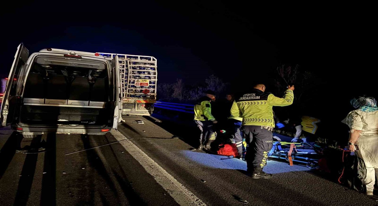 TEMde can pazarı... Tüp yüklü kamyon ile minibüs çarpıştı: 16 yaralı