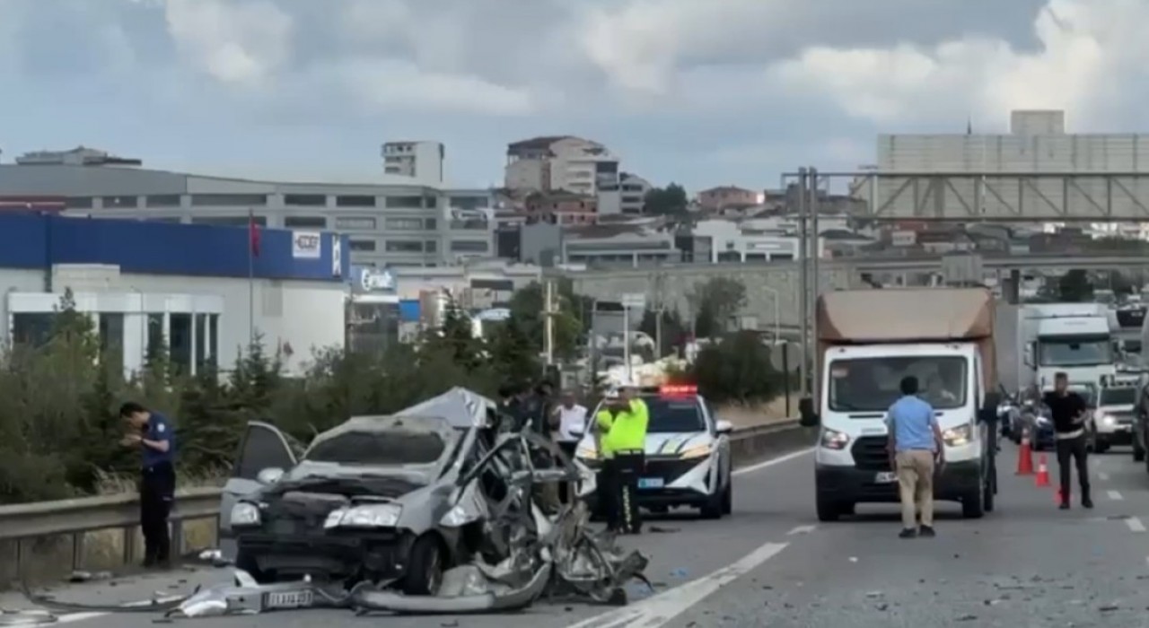 TEMde otobüs ile otomobil çarpıştı: 3 yaralı