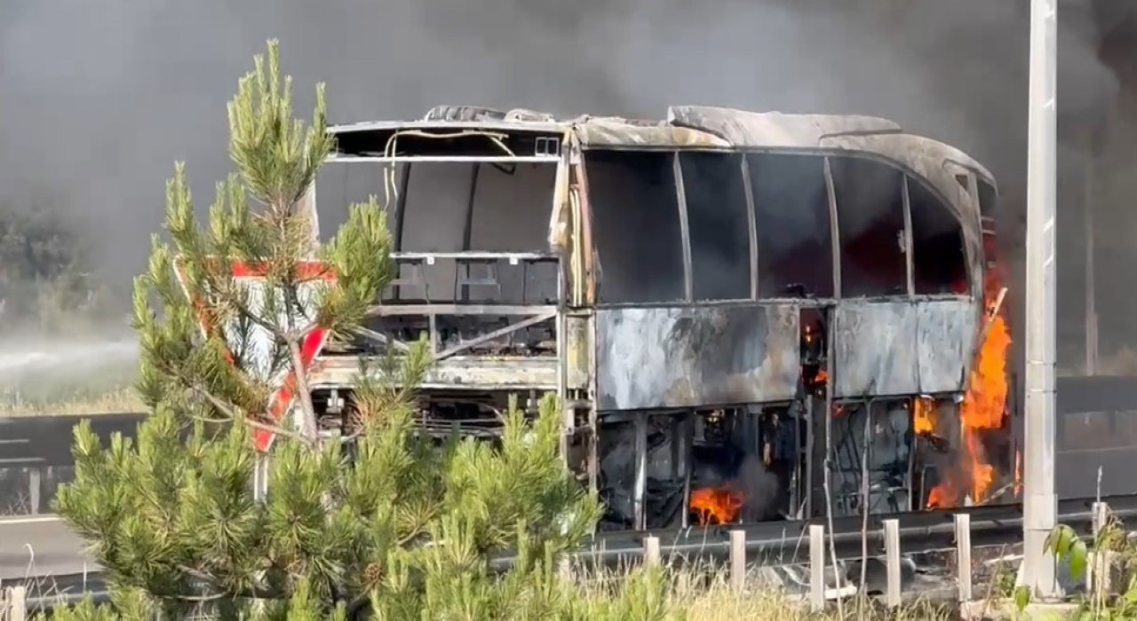TEMde yolcu otobüsü alev alev yandı: Yol trafiğe kapandı