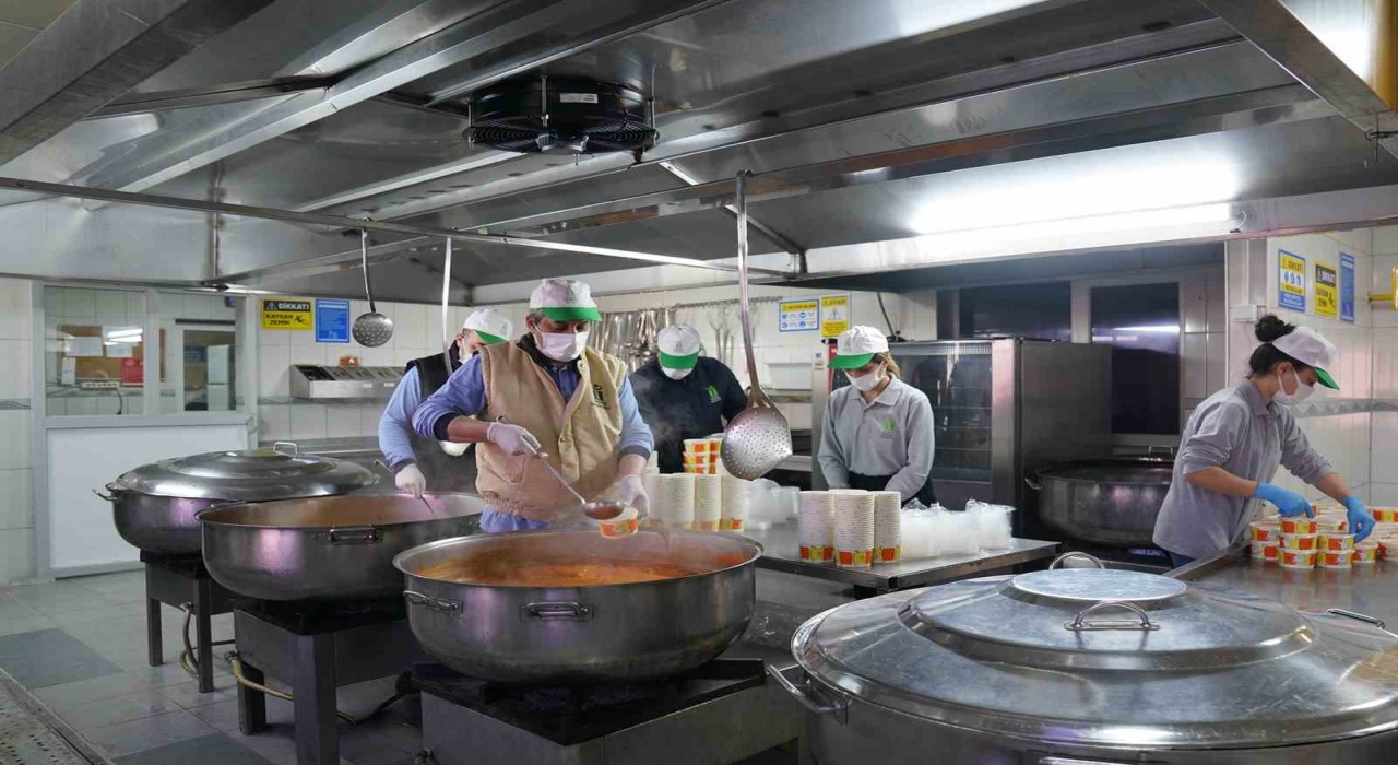 Tepebaşında bağışlanan kurbanlar, ihtiyaç sahibi vatandaşlara sıcak yemek hizmeti olarak ulaştırılıyor