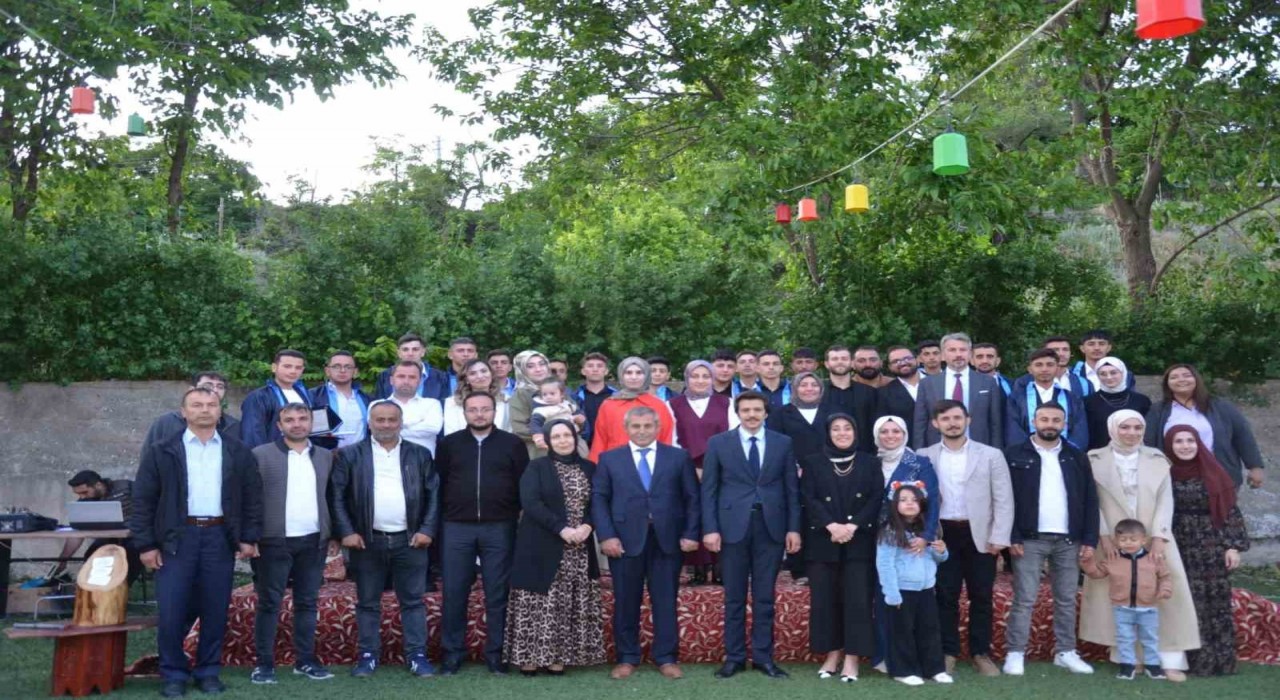 Tercanda meslek liselilerinin mezuniyet sevinci