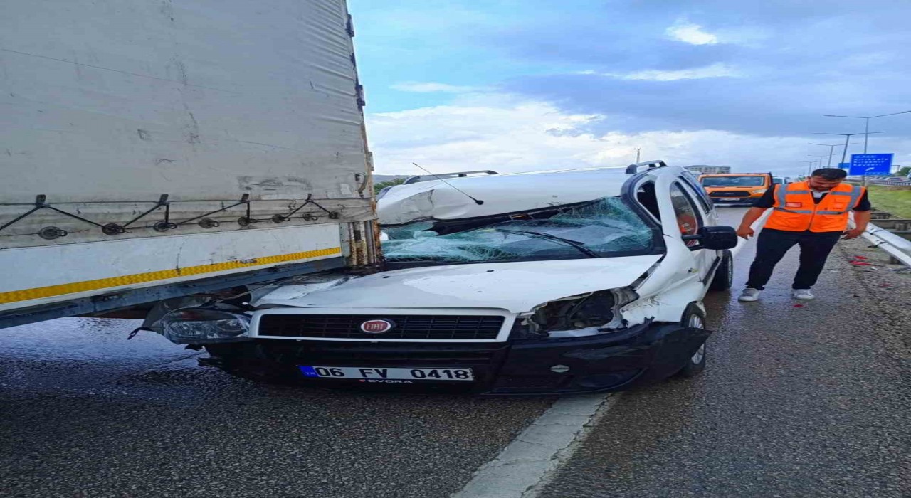 Tır ile hafif ticari araç çarpıştı: 2 yaralı