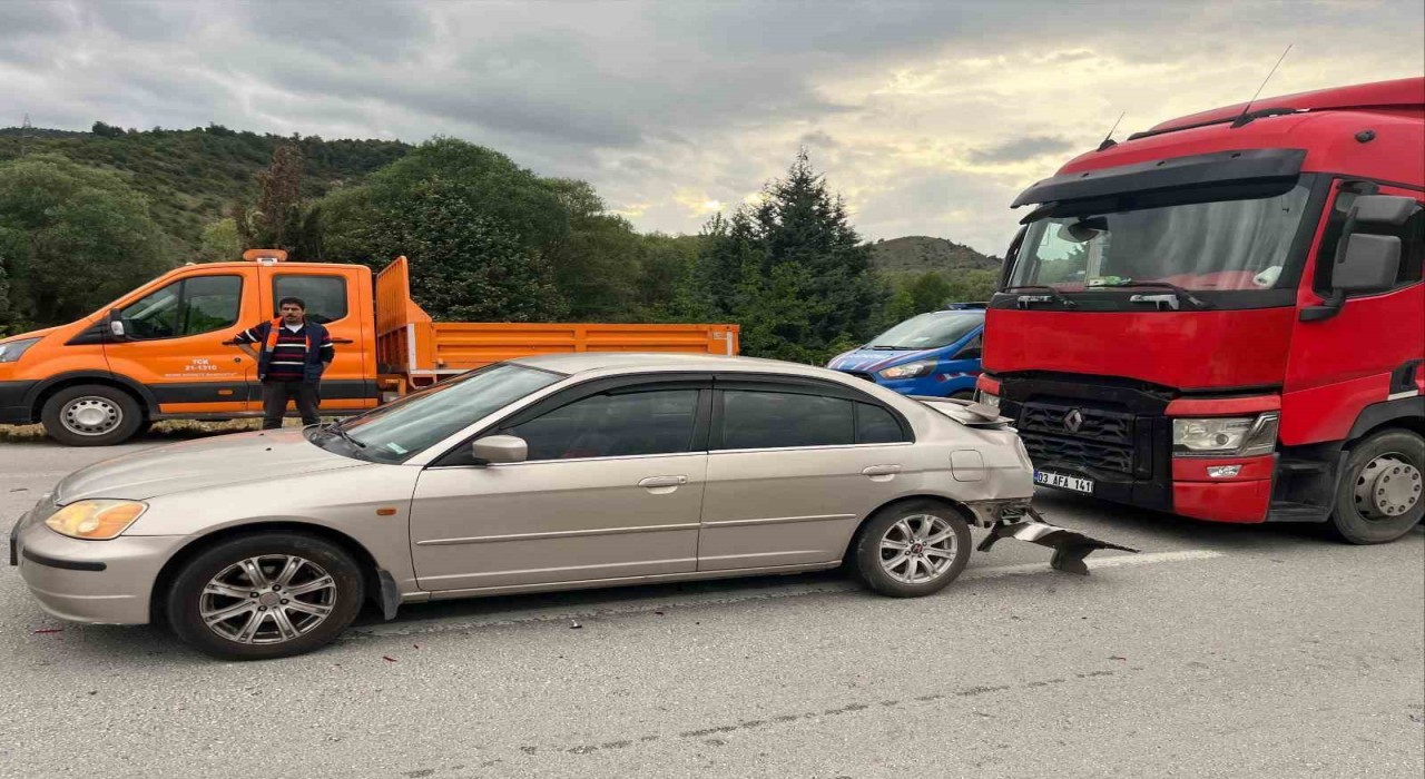 Tır otomobile arkadan çarptı, 2i çocuk 3 kişi yaralandı