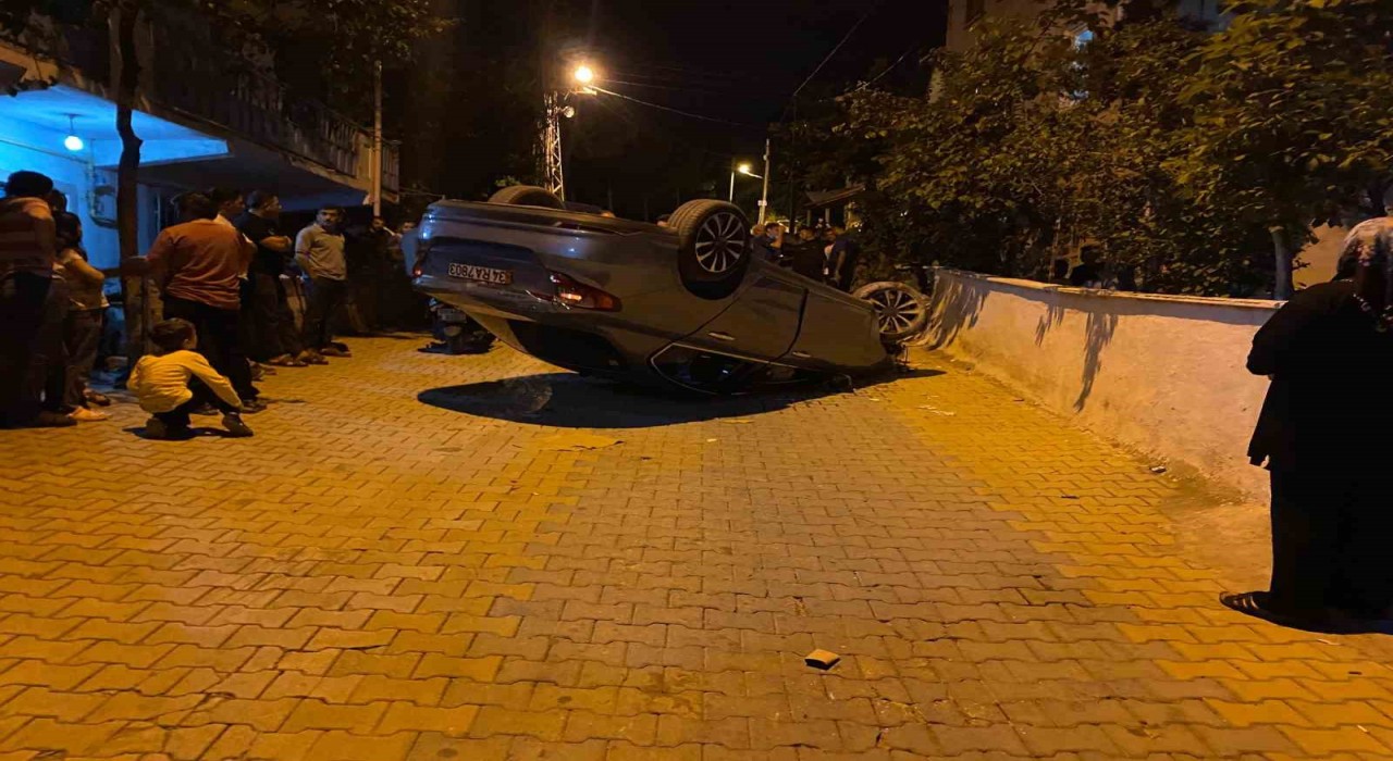 Tokatta kontrolden çıkan otomobil evin duvarına çarparak takla attı: 2 yaralı