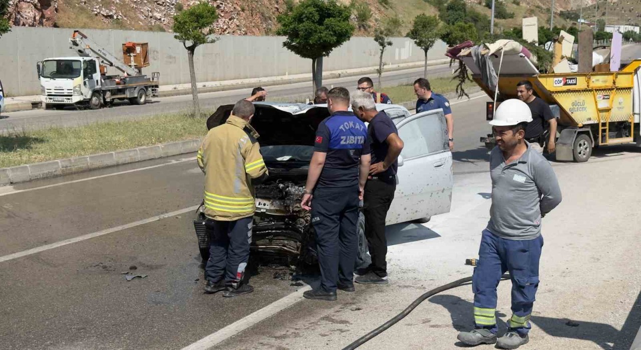 Tokatta otomobil elektrik direğine çarpıp karşı şeride geçti: 3 yaralı