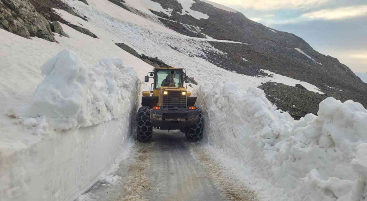 Trabzonda bir yandan yayla yollarında karla mücadele çalışması yapılıyor bir yandan yayla yolları betonlanıyor