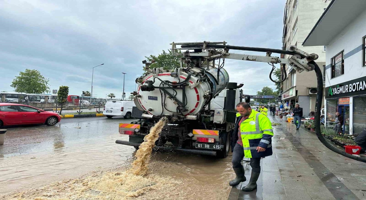 Trabzonda Büyükşehir ekipleri su baskınları nedeniyle seferberlik ilan etti