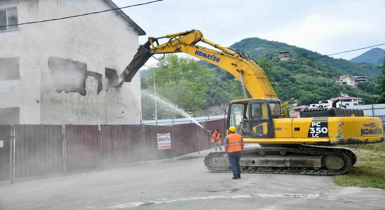 Trabzonda Çağlayan Kentsel Dönüşüm Projesi kapsamında ilk yıkımlar başladı