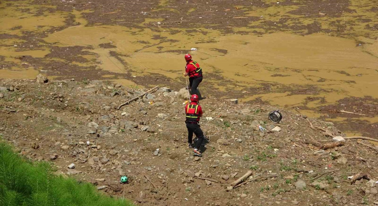 Trabzonda dünkü selde kaybolan Hüseyin Aydını arama çalışmaları Sera Gölünde sürüyor