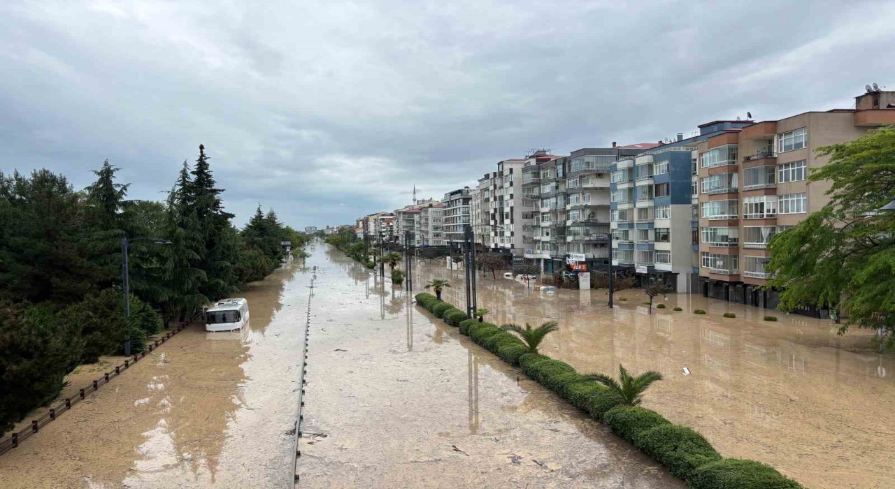 Trabzonda eski devlet sahil yolu sular altında