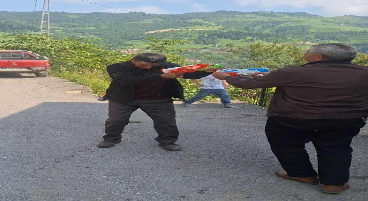 Trabzonda gülümseten anlar: Amcaların su savaşı