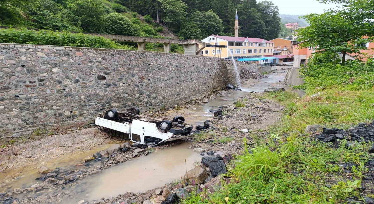 Trabzonda kamyonet dereye uçtu: 2 yaralı