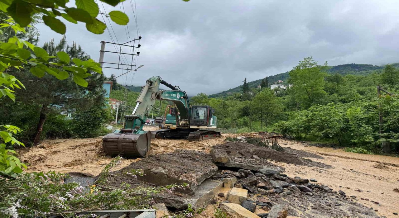 Trabzonda şiddetli yağışlar sonrasında kaybolan yaşlı şahsı bulmak için çalışma başlatıldı