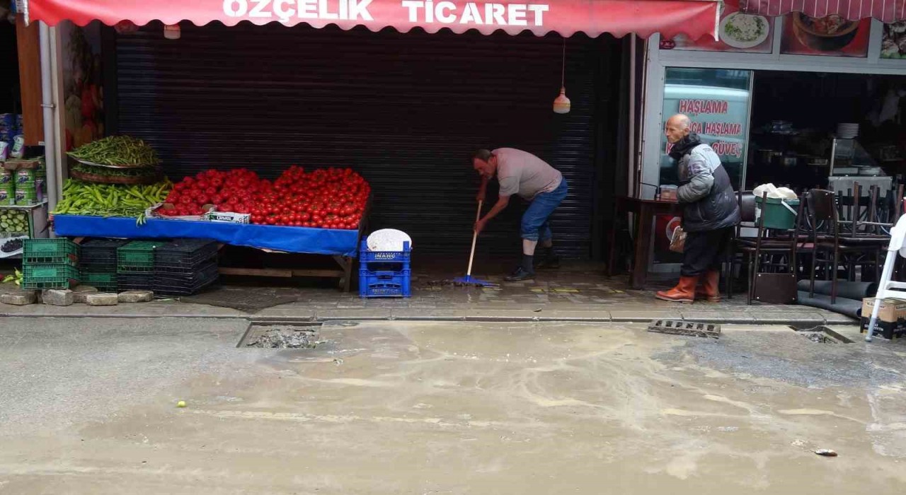 Trabzonda sular çekilmeye, esnaf da temizliğe başladı