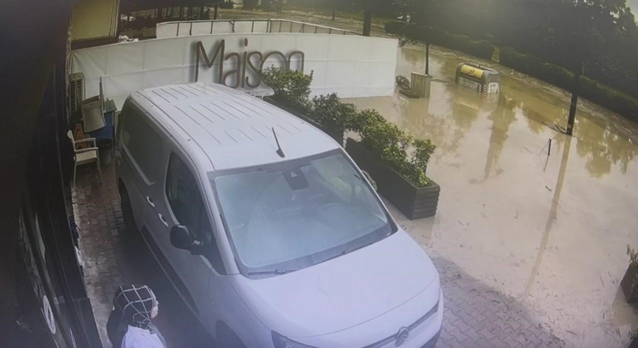 Trabzonda yaşanan selin geliş anları güvenlik kameralarına yansıdı