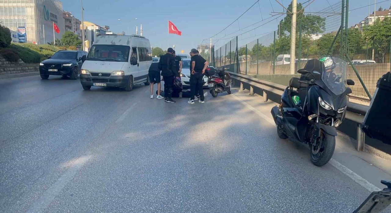 Trafik durunca, aradan ilerleyen motosikletler birbirine girdi