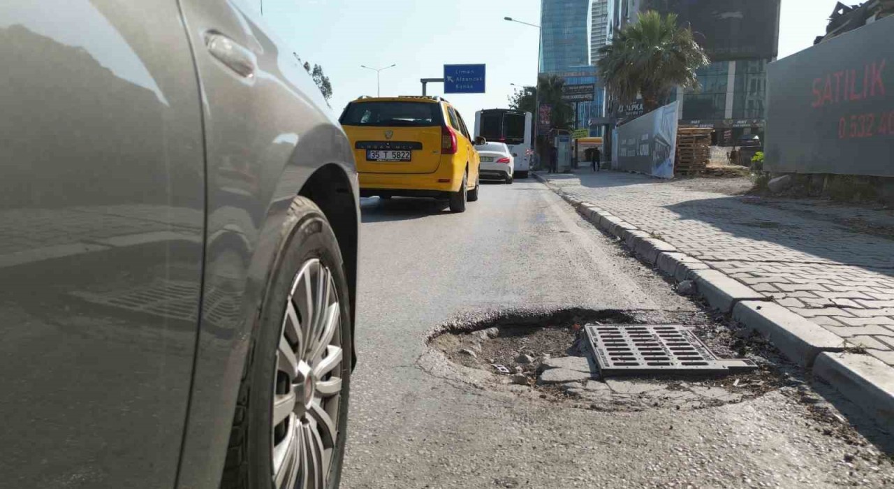 Trafik yoğunluğu ve çukurlar İzmir ulaşımında sürücüleri bezdiriyor
