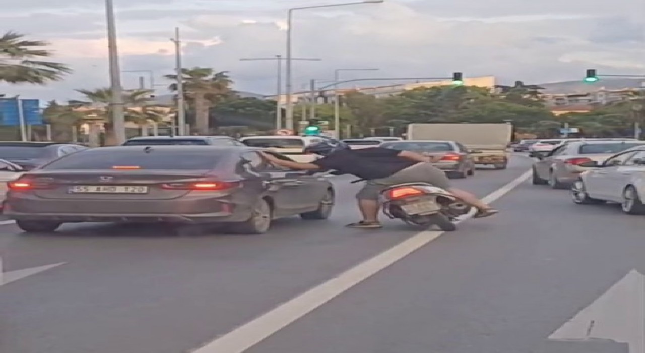 Trafikte tartışma büyüdü: Motosikletli sürücü otomobile vurdu