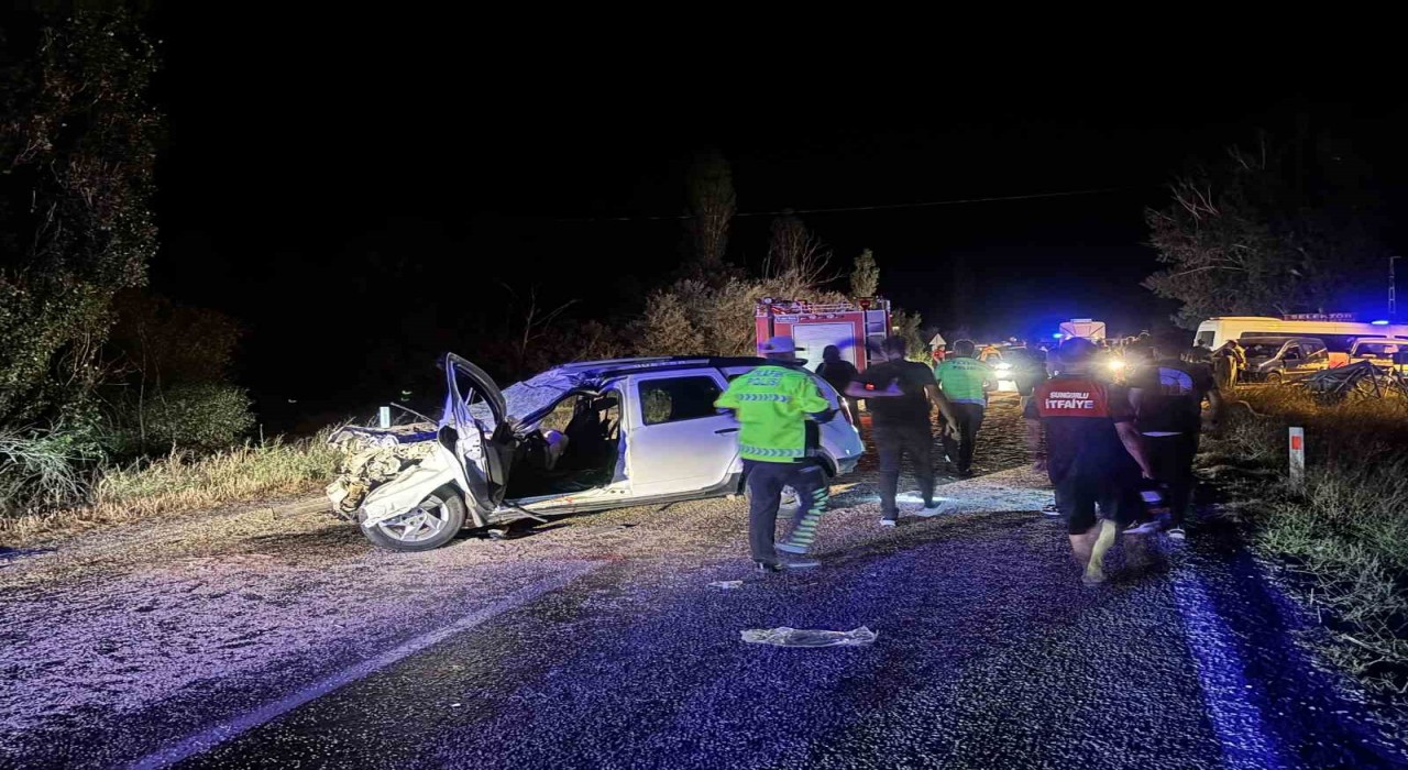 Traktör römorkuna çarpan cip hurdaya döndü: 2si ağır 6 yaralı