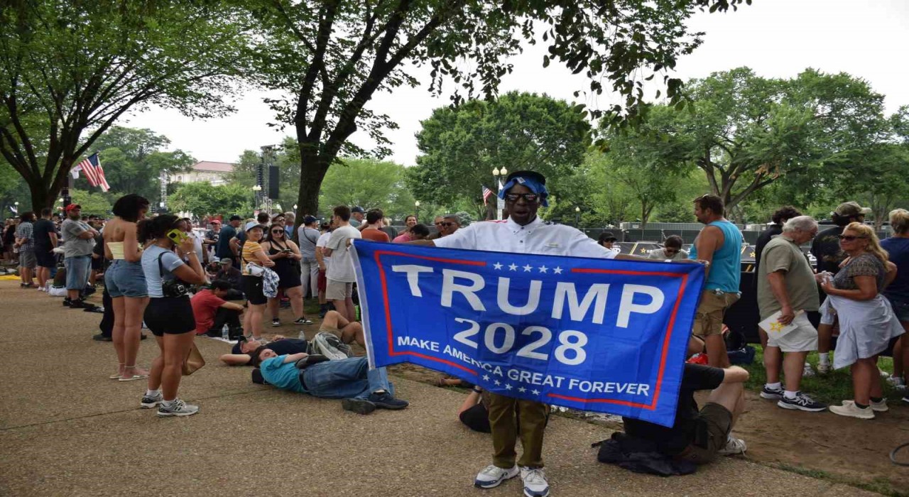 Trumptan ABD ordusuna övgü, protestoculara gözdağı
