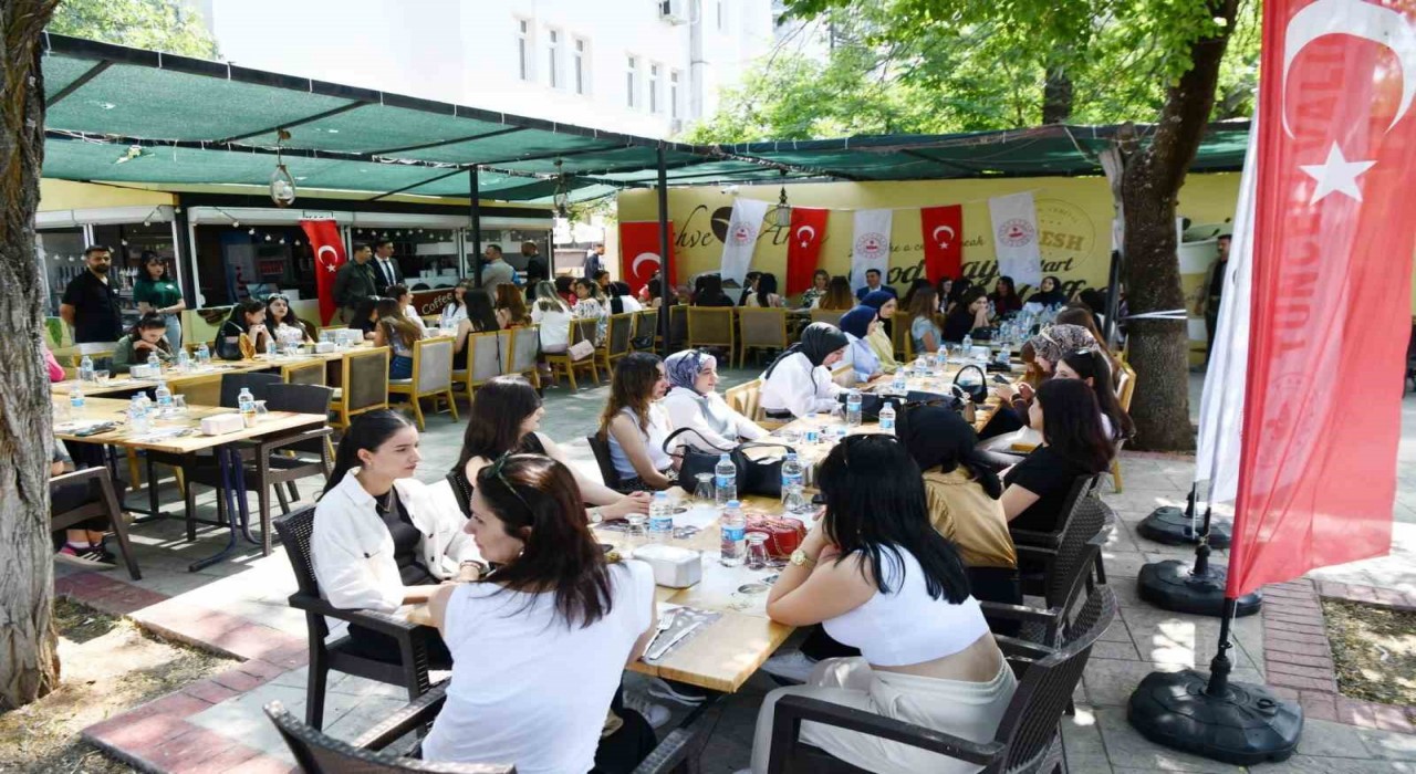 Tunceli Valisi Aygölden  memleketine gidemeyen üniversitelilere bayram jesti