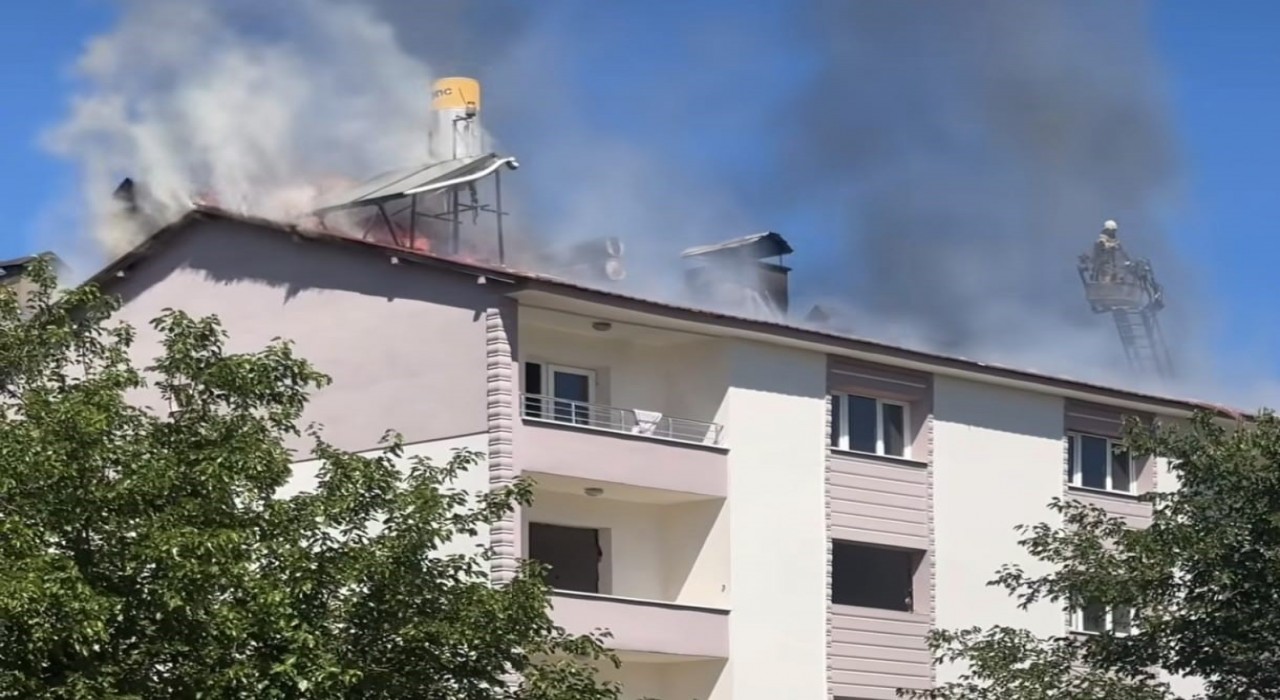 Tuncelide bina çatısında çıkan yangın söndürüldü