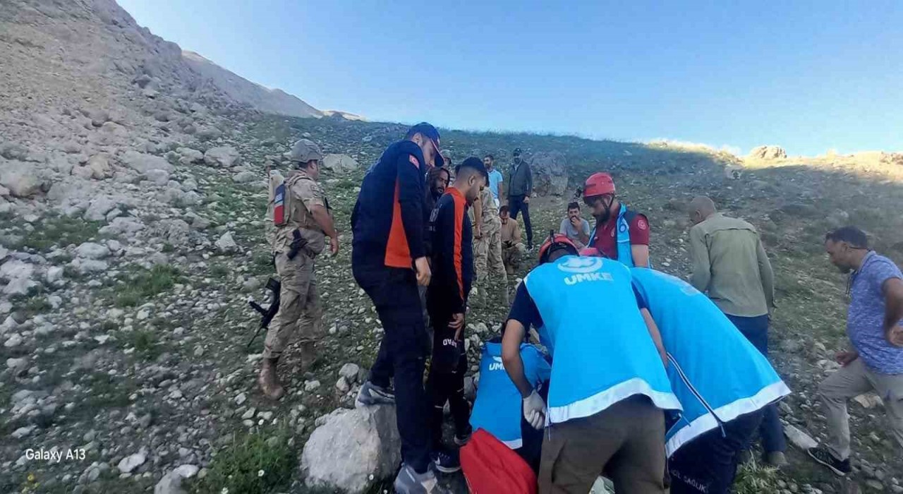 Tuncelide dağlık alanda düşerek yaralanan çoban, ekipler tarafından kurtarıldı