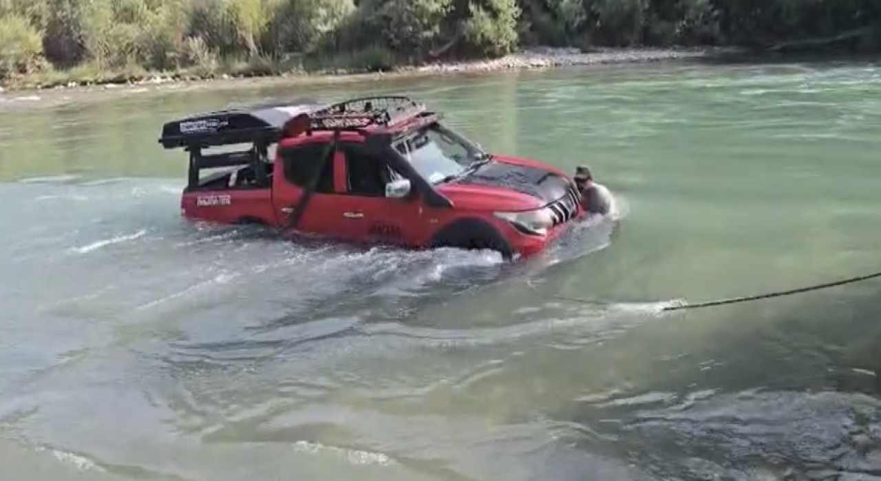 Tuncelide Munzur Çayına uçan araç ekipler tarafından çıkarıldı