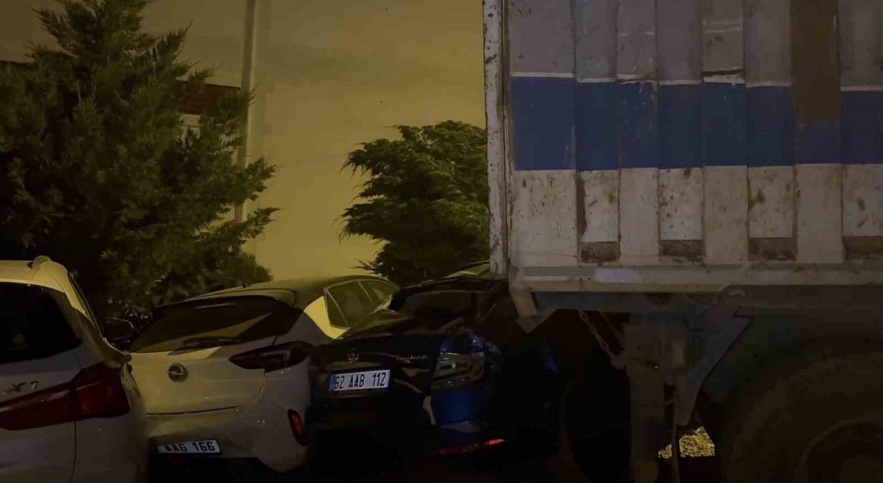 Tuncelide park halinde freni patlayan kamyon, 5 araca zarar verdi