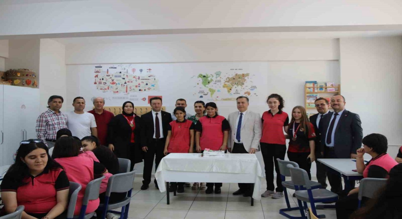 Turgutluda 33 bin 776 öğrenci karne heyecanı yaşadı