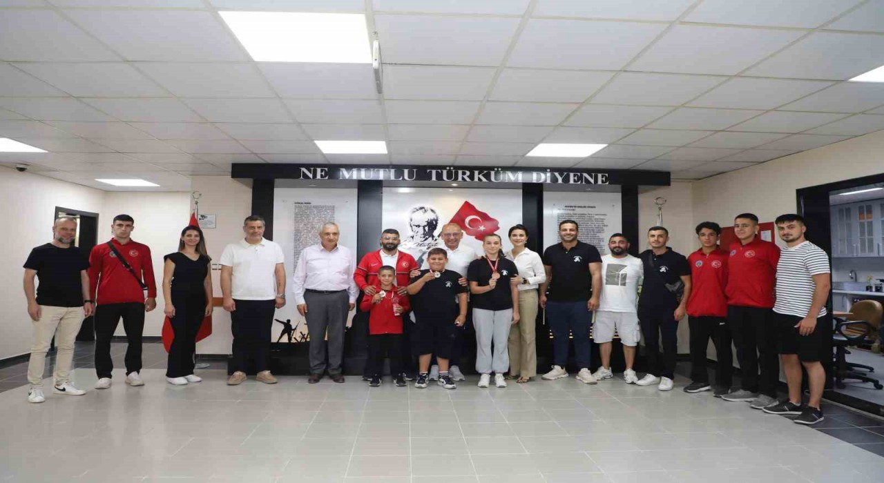 Turgutlulu şampiyon güreşçilerden Başkan Akına ziyaret