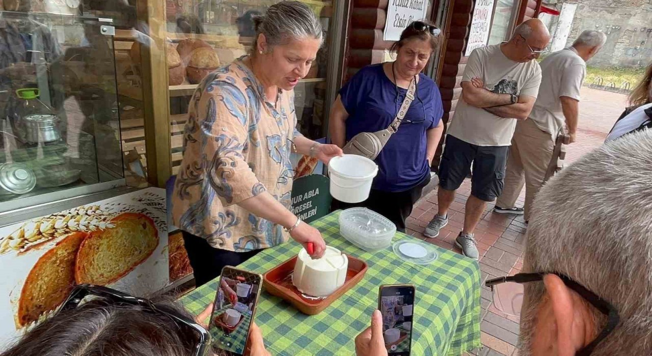 Turistik Karaelmas Ekspresi yolcuları Zonguldakın yöresel lezzetlerini tattı