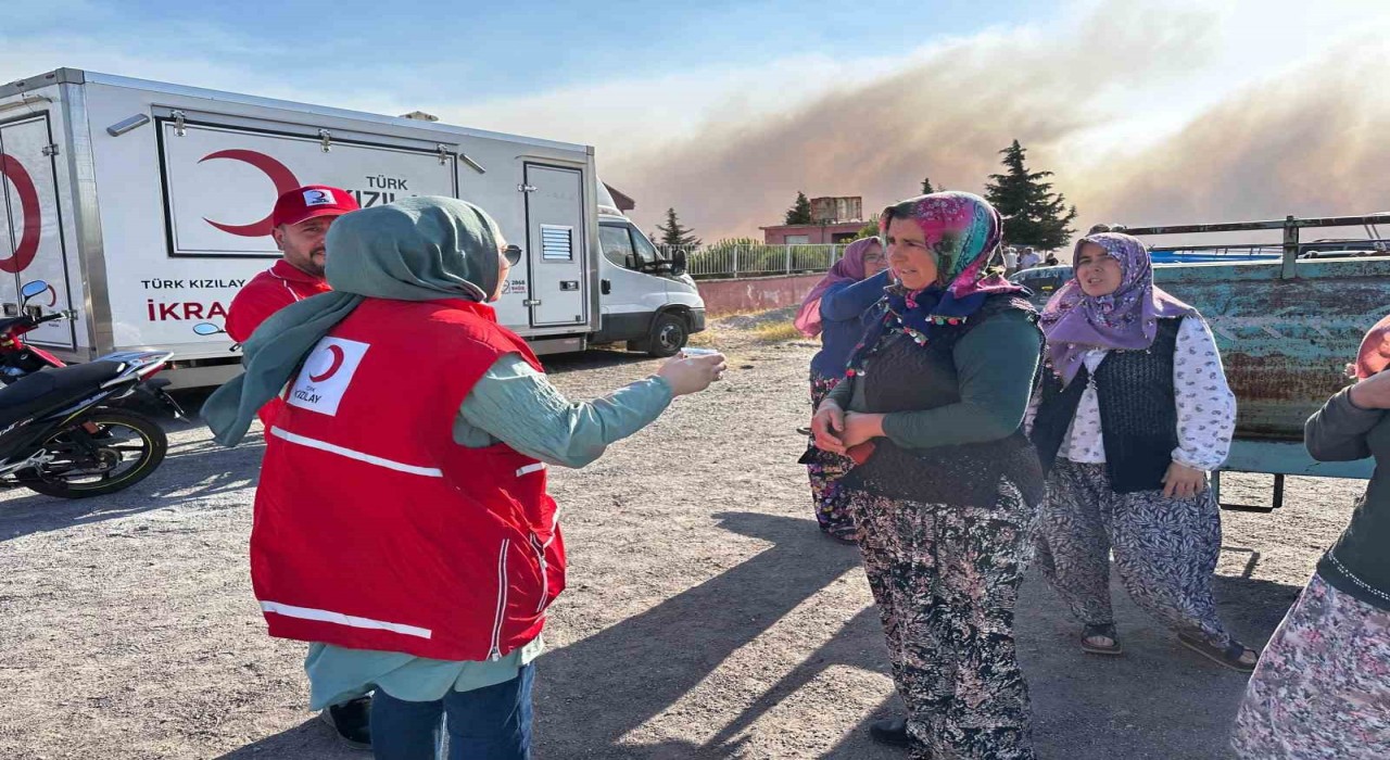 Türk Kızılay, Akhisarda varandaşlara ve ekiplere desteğe devam ediyor
