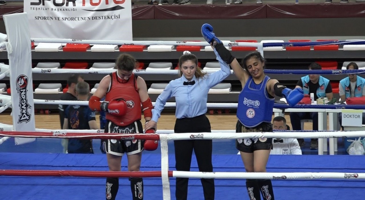 Türkiye Muaythai Şampiyonasında yarı final heyecanı yaşanıyor