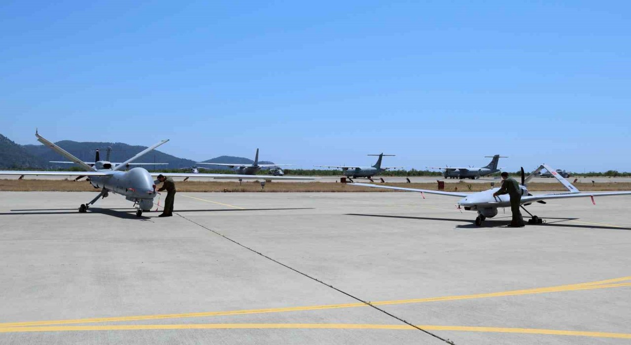 Türkiyenin gururu İHA-SİHA pilot ve yer destek ekibi bayramda görev başında