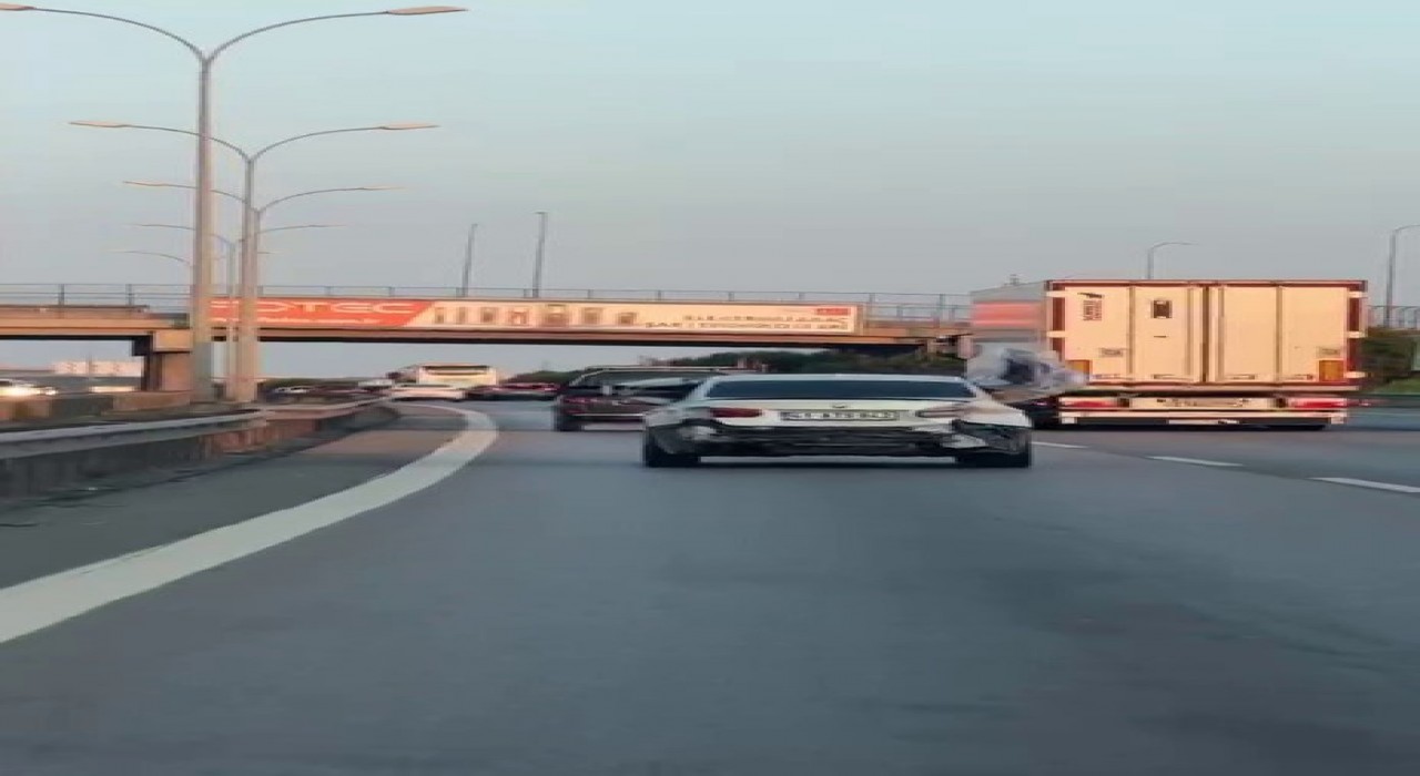 Tuzlada ilginç görüntü: Otomobilin tamponunu arka koltukta taşıdı