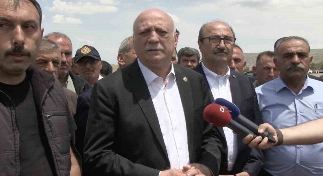 TZOB Genel Başkanı Bayraktar, Çankırıda kuraklıktan etkilenen tarlaları inceledi