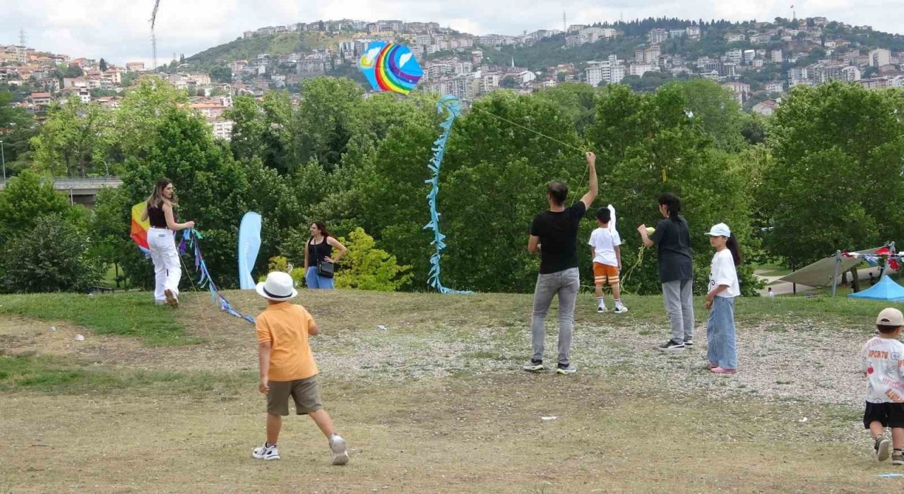 Uçurtmalar babalar için havalandı