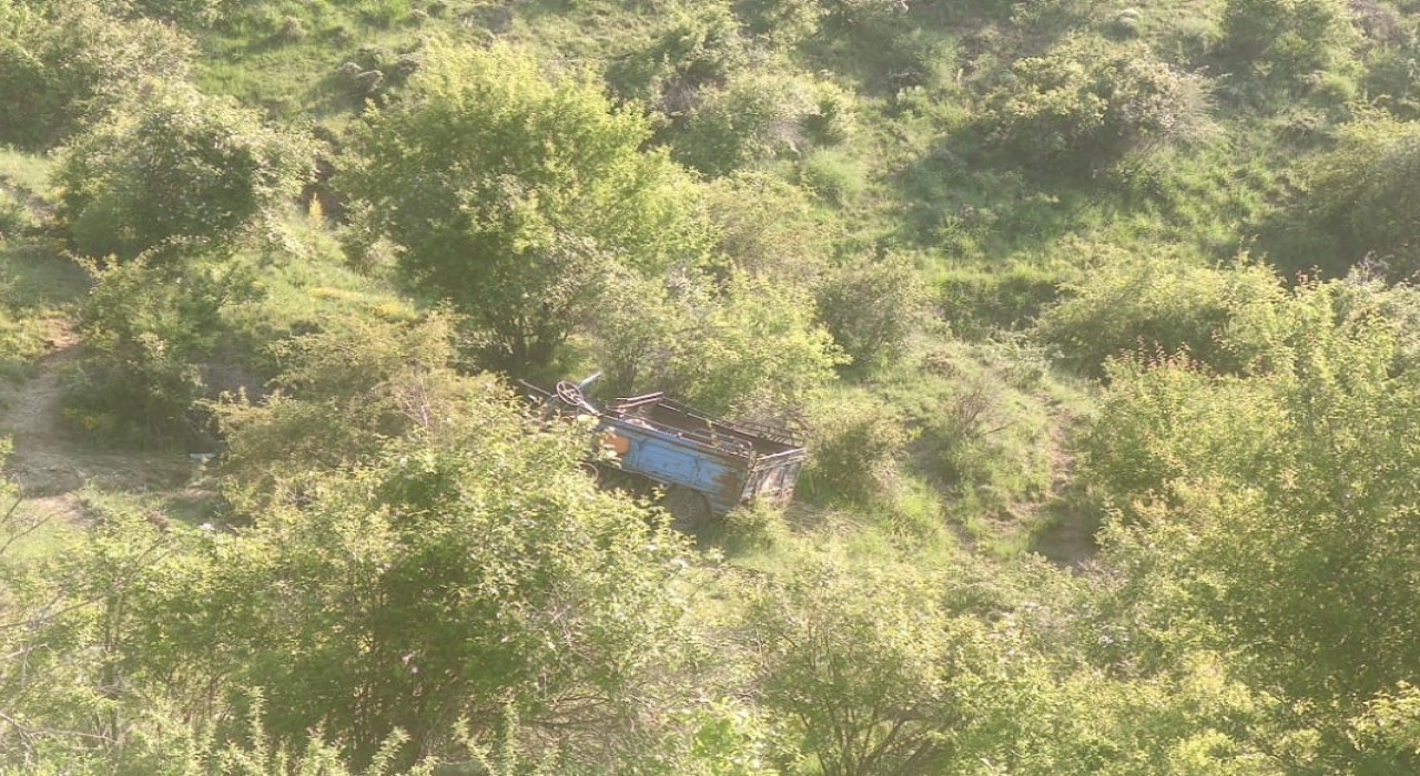 Uçurumdan aşağı düşen patpatta 3 kişi yaralandı