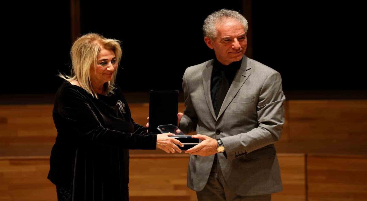 Uluslararası İzmir Festivali açılışında Ege Üniversitesine plaket