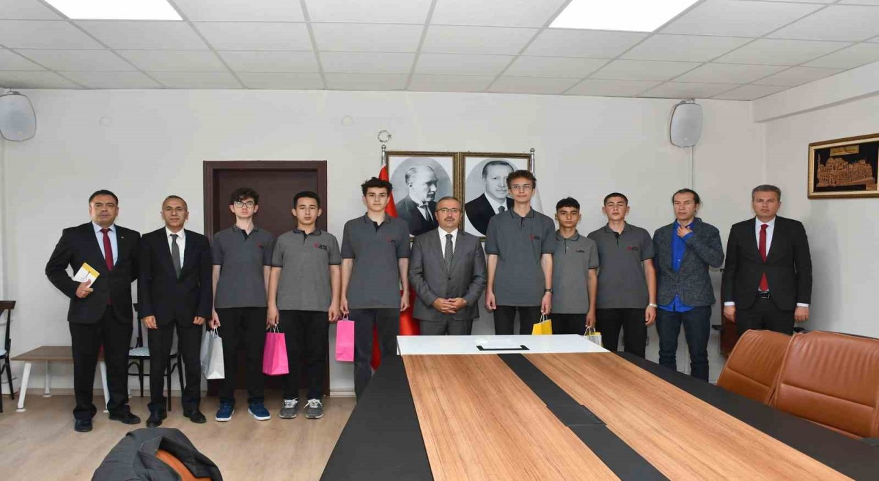 Uluslararası Robot Yarışmasında derece alan öğrencilerden İl Milli Eğitim Müdürü Aydına ziyaret