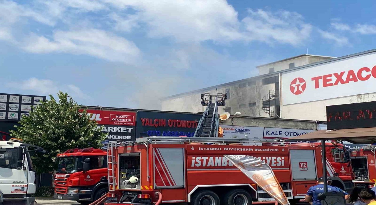 Ümraniye Oto Sanayi Sitesinde çıkan yangın söndürüldü