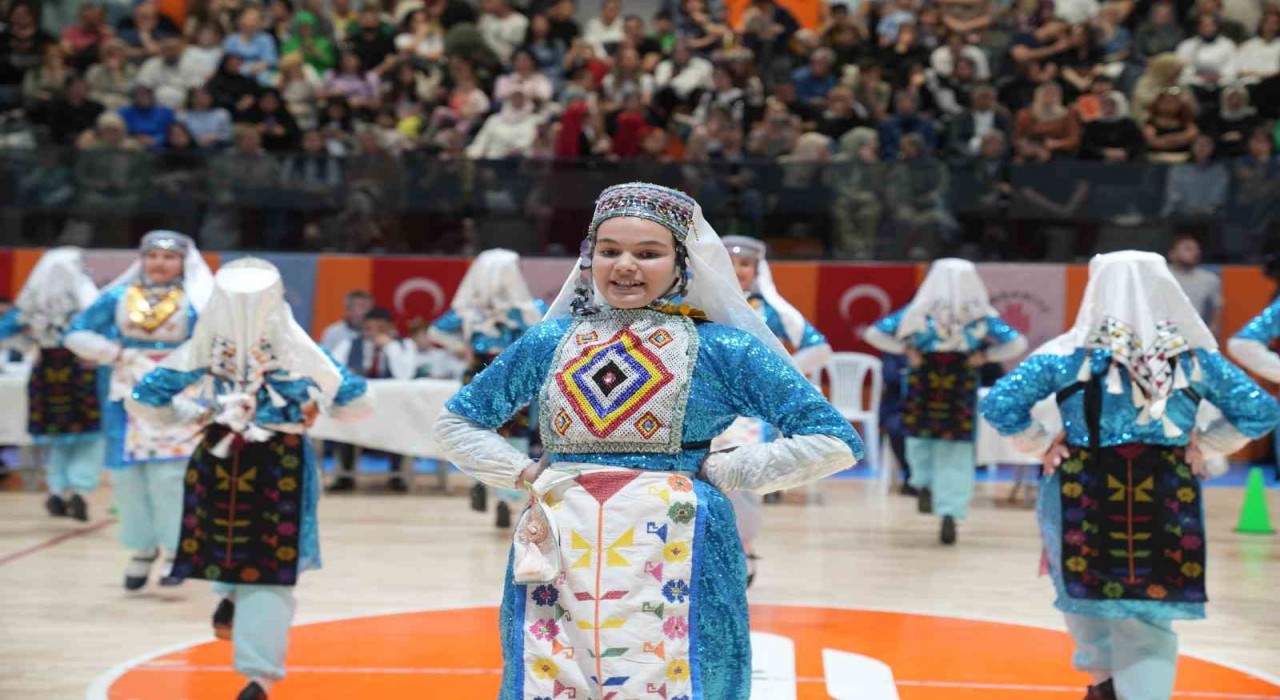 Ümraniyede halk oyunları şöleni