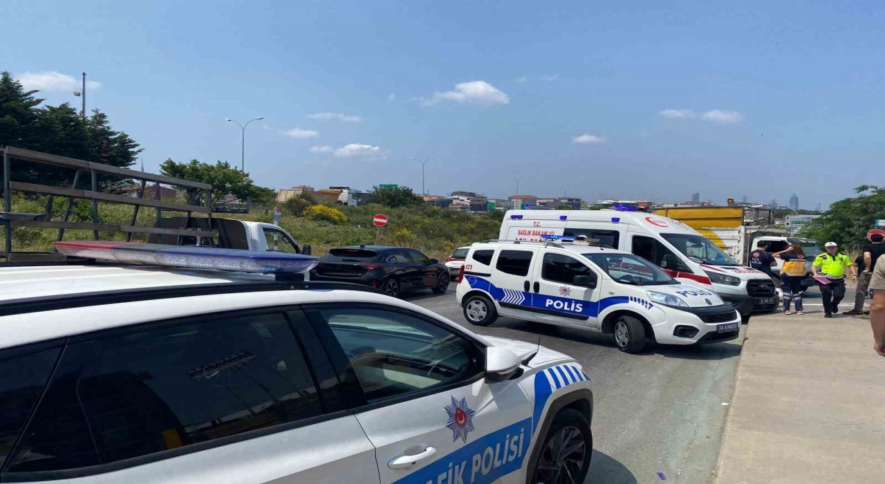 Ümraniyede kamyonete çarpan motosikletli hayatını kaybetti