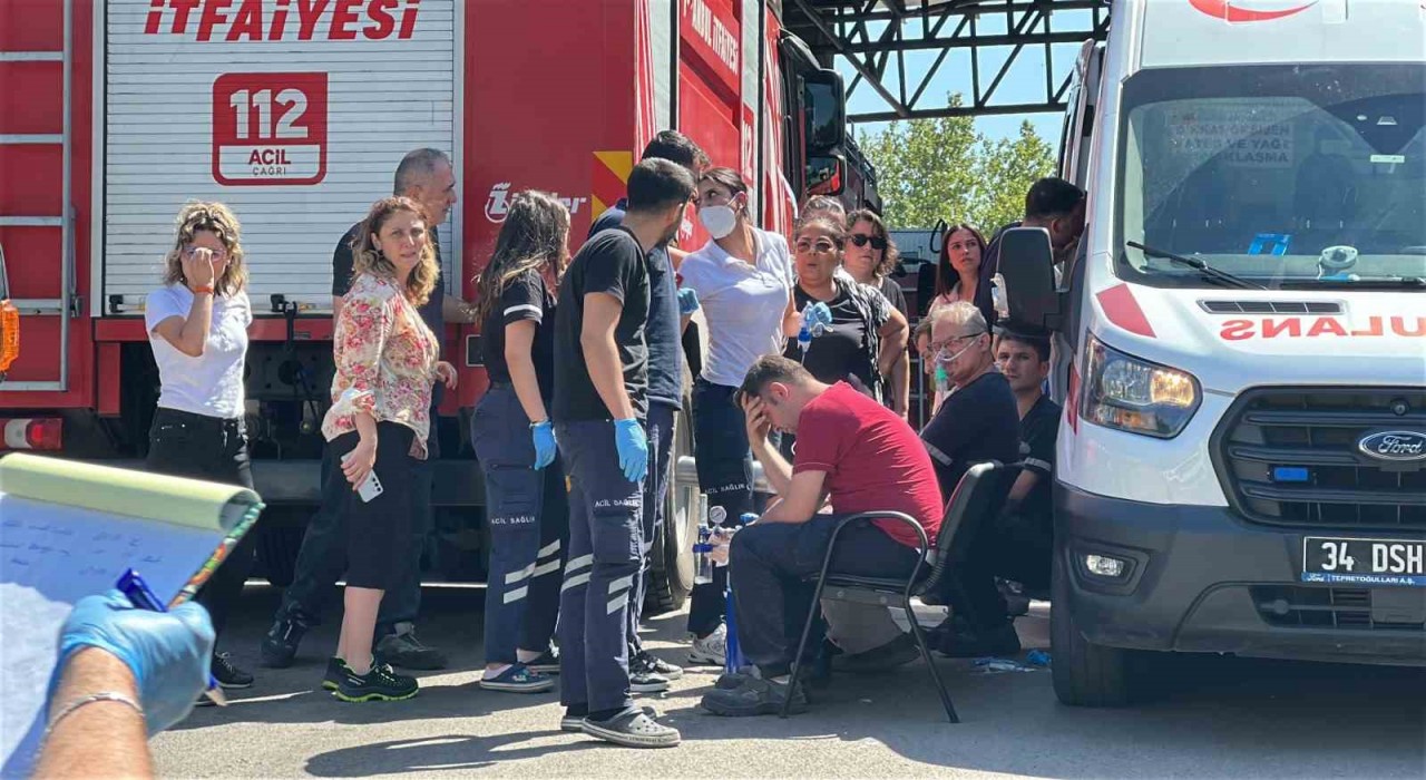 Ümraniyede motor fabrikasında yangın çıktı: 10 işçi dumandan etkilendi