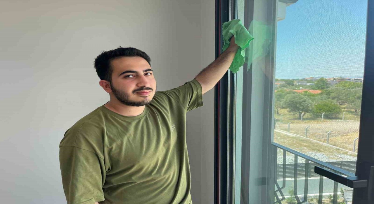 Üniversite sıralarından ev temizliğine: Öğrenci İşleri Temizlik