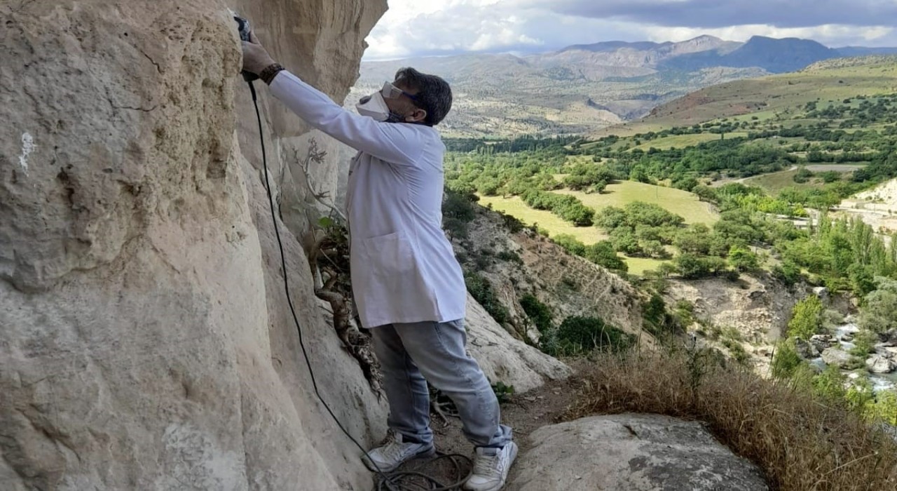 Urartu mağaralarında mikro kumlama yöntemiyle temizlik yapıldı
